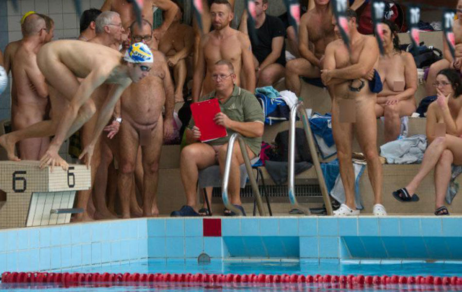 法国举办裸泳大赛