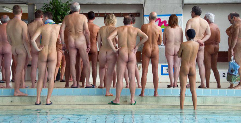 法国举办裸泳大赛