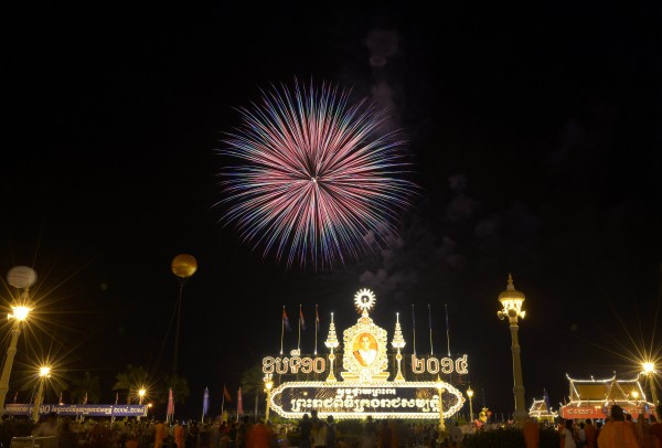 柬埔寨国王加冕10周年庆典 烟花爆炸1死多伤