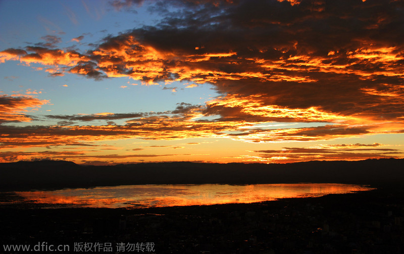 贵州“火烧云”映红天际映红湖