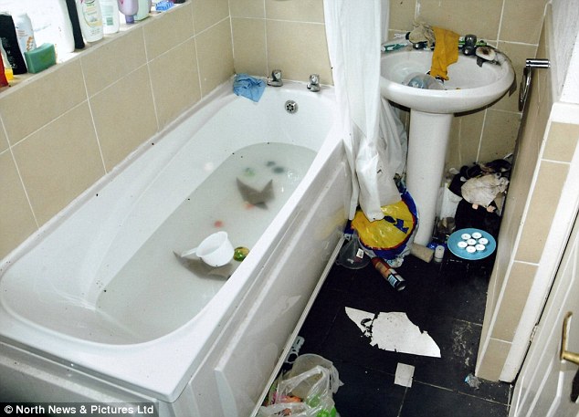 英国12岁失明男孩被关肮脏室内求救 受社会人士关注