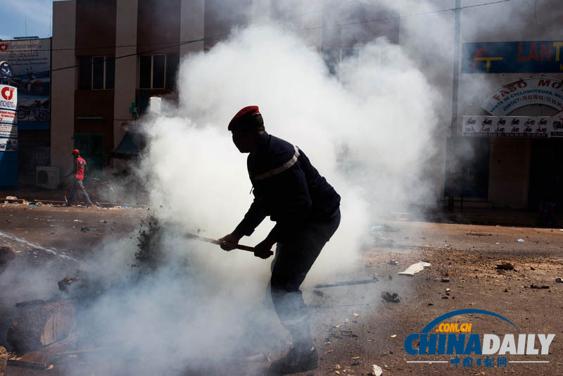布基纳法索军方宣布夺权宵禁民众抗议 法国民众支持