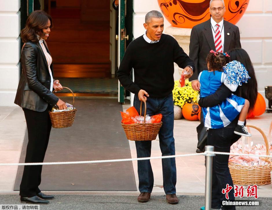 奥巴马夫妇发糖给萌娃庆祝万圣节