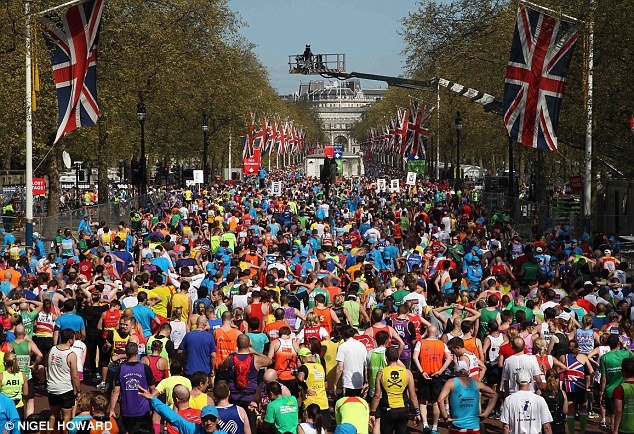 英国女子欲穿13厘米高跟鞋跑马拉松 将创世界记录