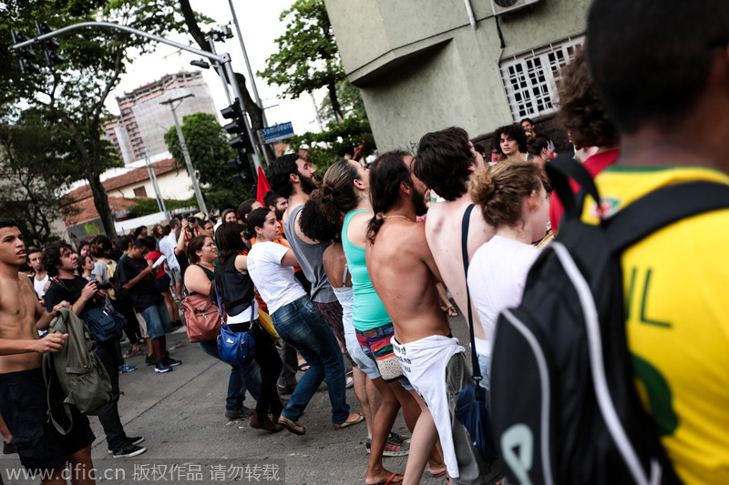 巴西圣保罗载歌载舞示威 抗议缺水大跳“求雨舞”