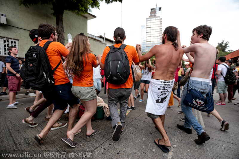 巴西圣保罗载歌载舞示威 抗议缺水大跳“求雨舞”