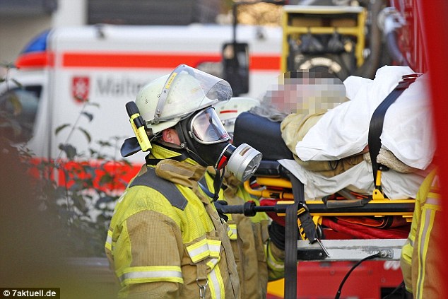 德国肥男卧床5年未洗澡 消防员解救被迫戴防毒罩