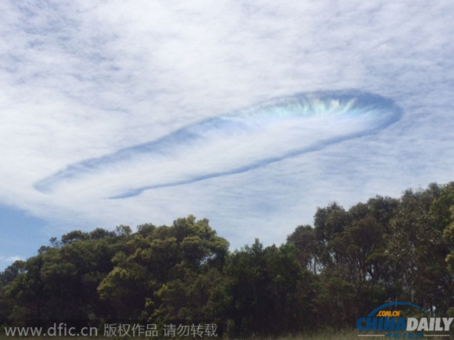 澳大利亚上空现罕见雨幡洞云 酷似宇宙飞船