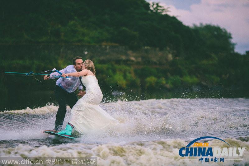 北爱尔兰新人边玩水上滑板边拍婚纱 用独特方式纪念爱情