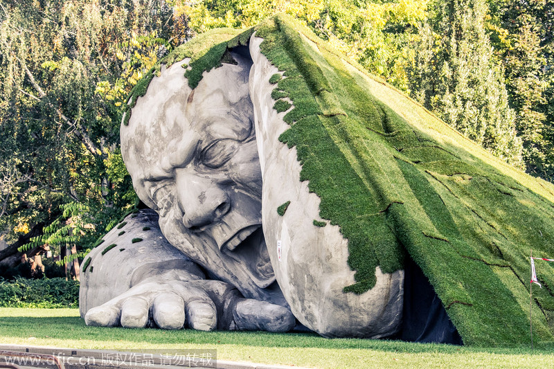 布达佩斯惊现“进击的巨人” 张开血盆大口破土而出