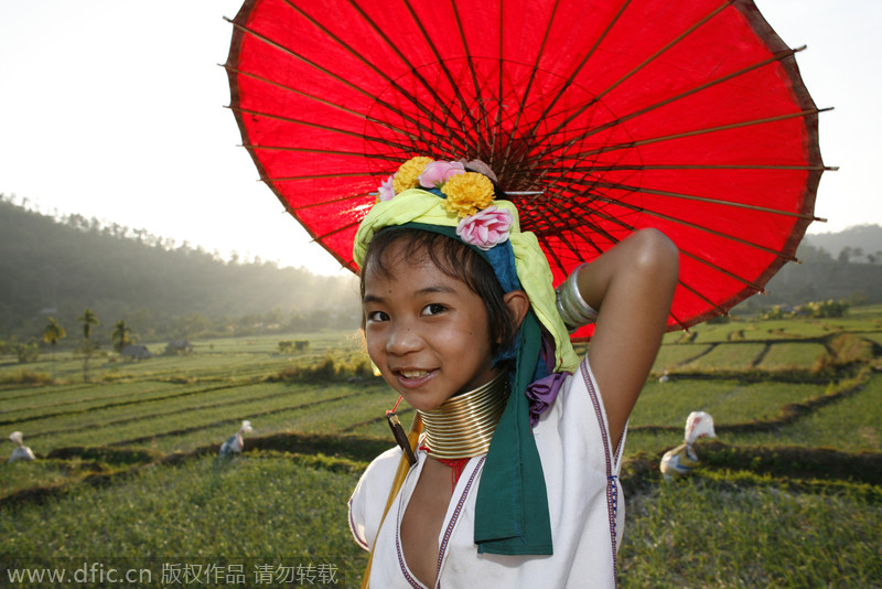 探访缅甸长颈族 小女孩痛并美丽着