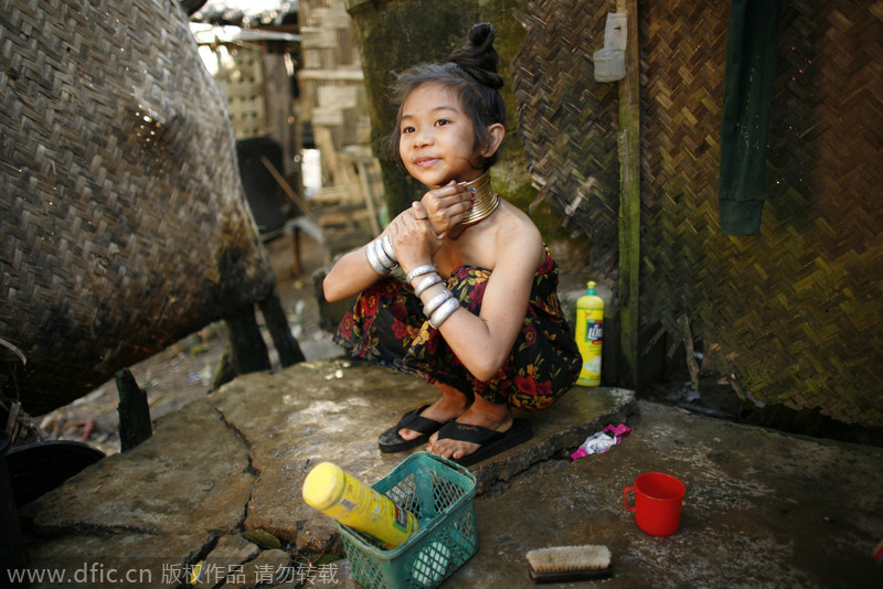 探访缅甸长颈族 小女孩痛并美丽着