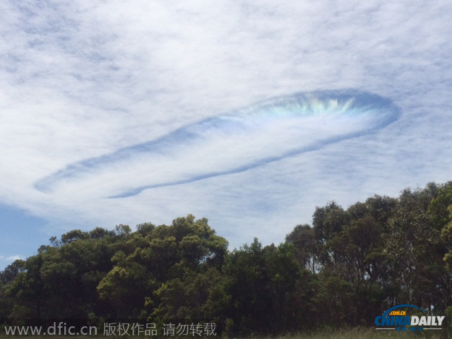 澳大利亚上空现罕见雨幡洞云 外形酷似宇宙飞船