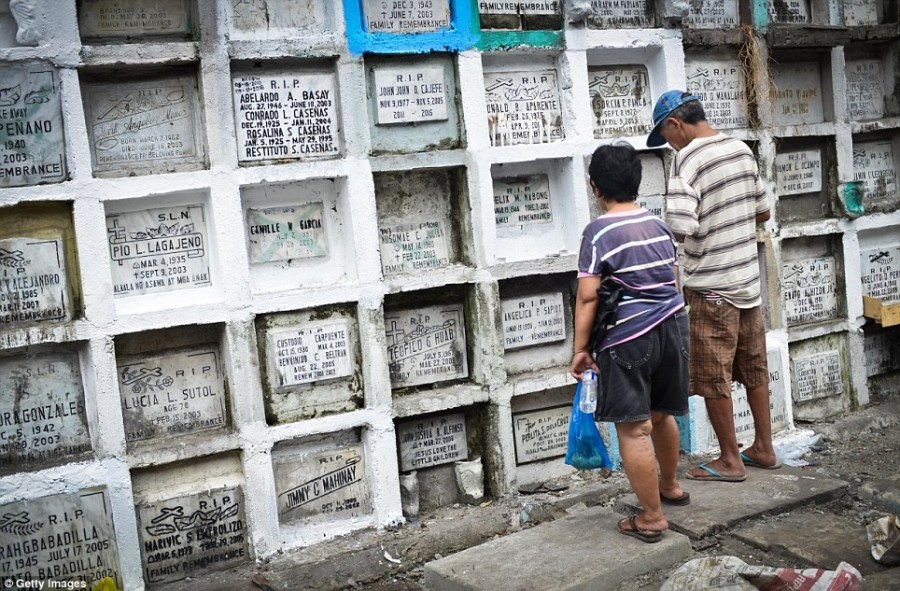 生活在墓地的菲律宾儿童