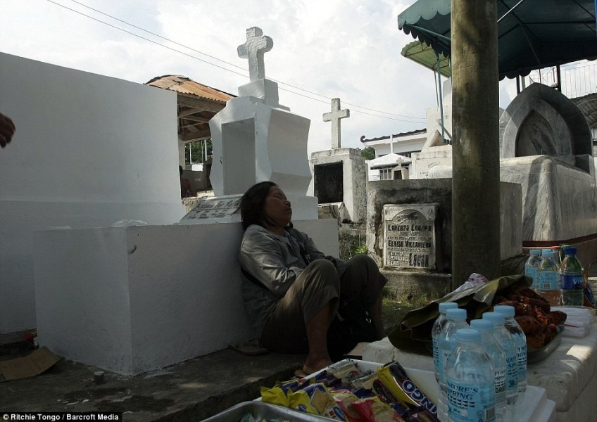 生活在墓地的菲律宾儿童