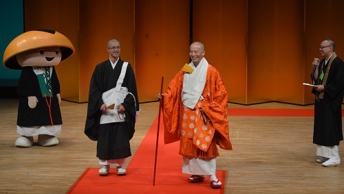 日本奈良举行“最美僧侣时装秀”（组图）