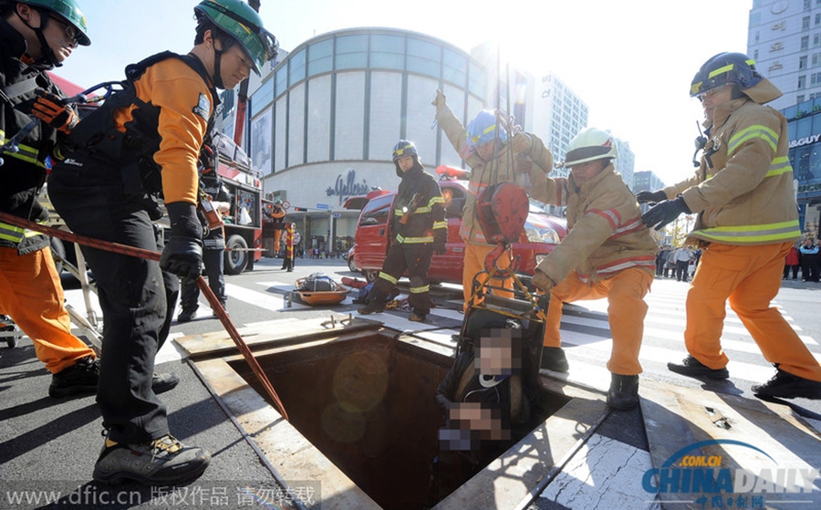韩国一女子过人行道时掉入下水道