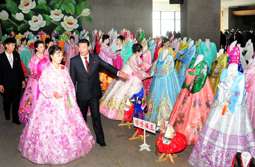 朝鲜服装展“大胆用色”网路走红