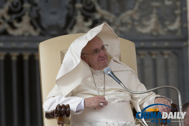 罗马教皇发表演讲 大风吹来一秒变“蒙面侠”