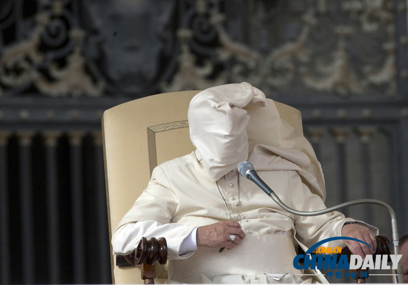 罗马教皇发表演讲 大风吹来一秒变“蒙面侠”