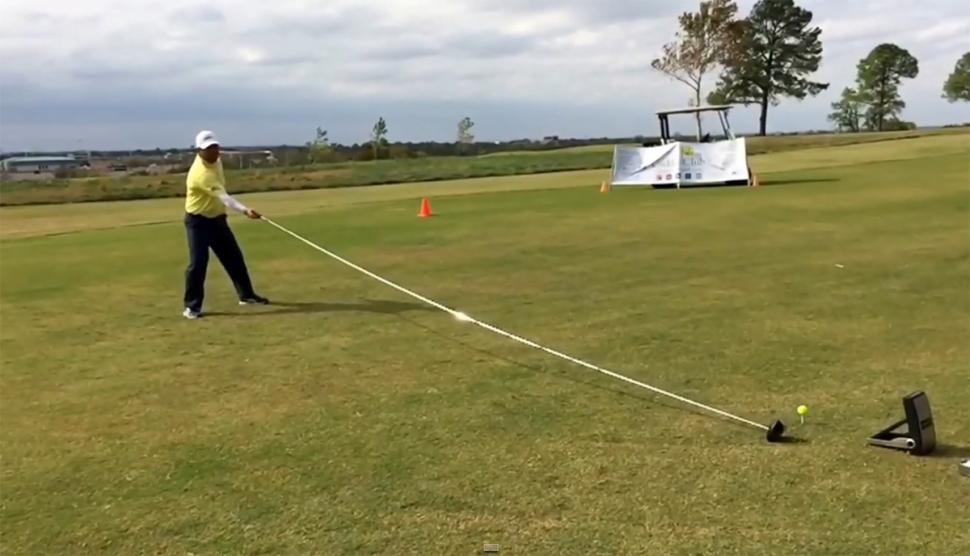 美男子用6.2米高尔夫球杆击球打破世界纪录