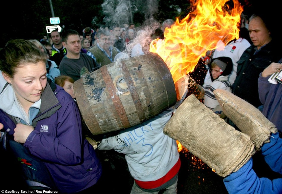 英国传统比赛选手扛“火桶”狂奔