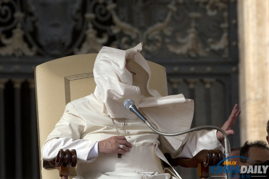 罗马教皇发表演讲 大风吹来秒变“蒙面侠”