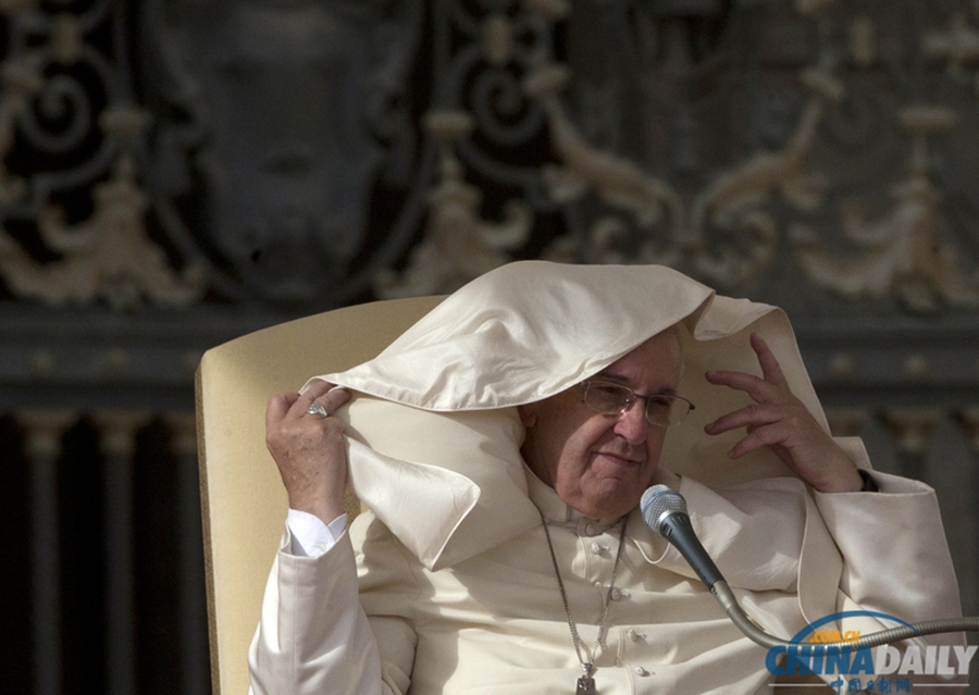 罗马教皇发表演讲 大风吹来秒变“蒙面侠”