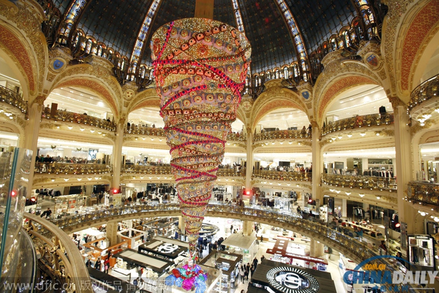 巴黎老佛爷巨型“倒置树”预热圣诞