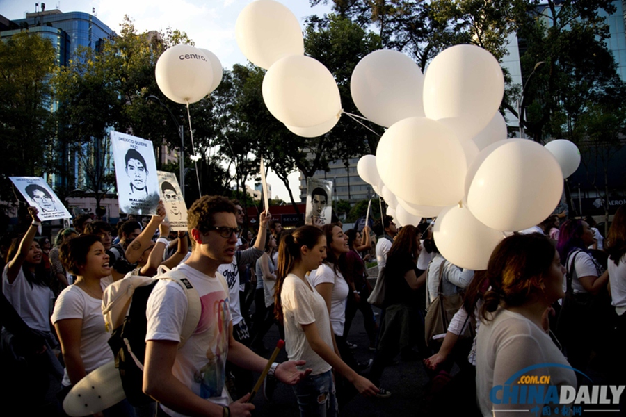 墨西哥数千人游行抗议43名学生失踪案