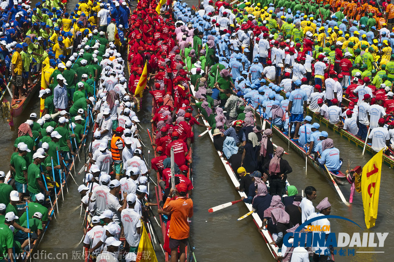柬埔寨“送水节”赛龙舟 洞里萨河上万艘彩船齐发
