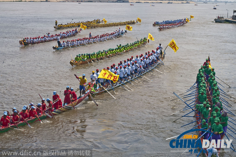 柬埔寨“送水节”赛龙舟 洞里萨河上万艘彩船齐发