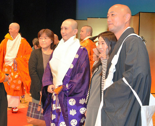 时尚无界 日本奈良举行“最美僧侣”时装秀