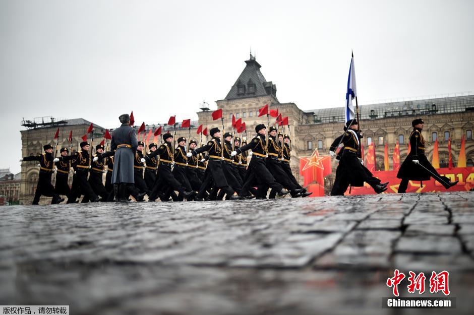 莫斯科红场举行盛大阅兵 旧式老龄装备重新登场