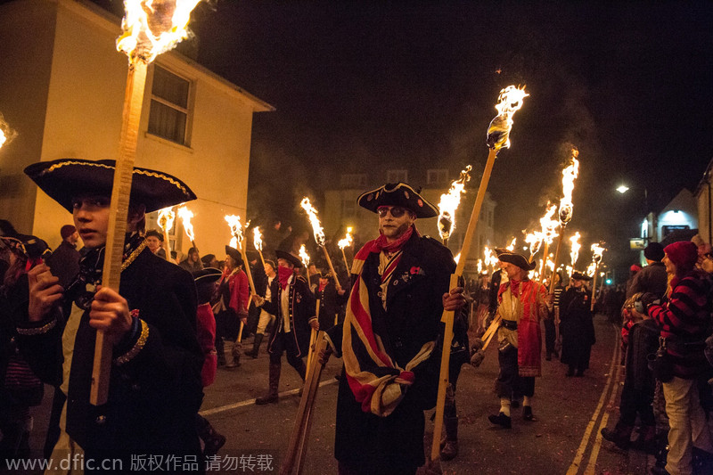 英国举办年度“篝火之夜”游行