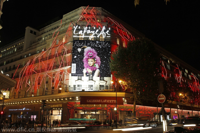 巴黎老佛爷百货“倒置树”预热圣诞 精致橱窗美轮美奂