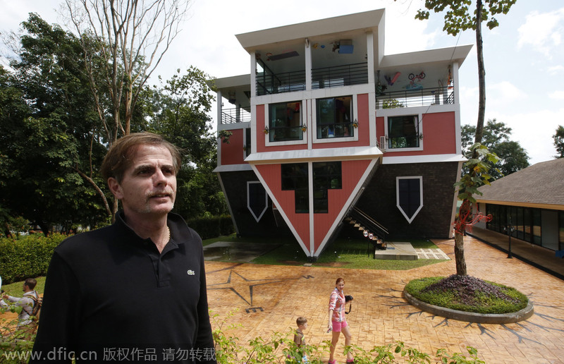 “倒立房屋”成普吉岛旅游新亮点 游客体验上下颠倒超有趣