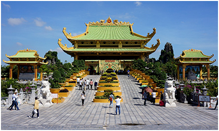 探访越南造价近6亿镶金庙宇——金殿