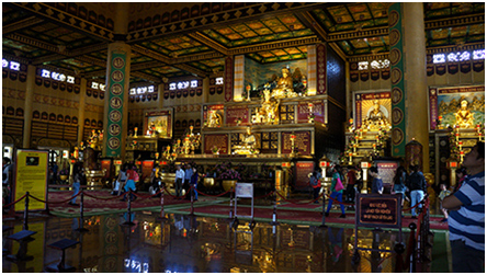 探访越南造价近6亿镶金庙宇——金殿