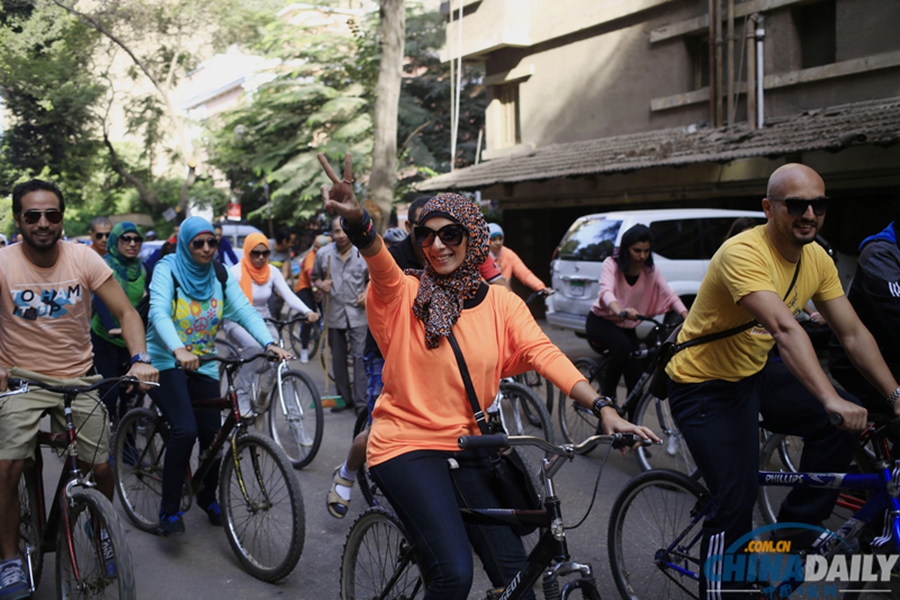 埃及开罗“自行车日”：约3000民众环保出行