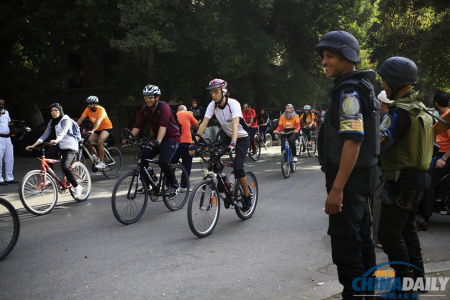埃及开罗“自行车日”：约3000民众环保出行