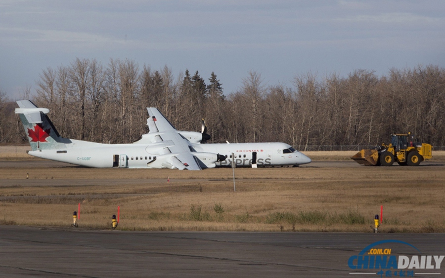 加拿大客机降落时起落架损毁 4人受伤