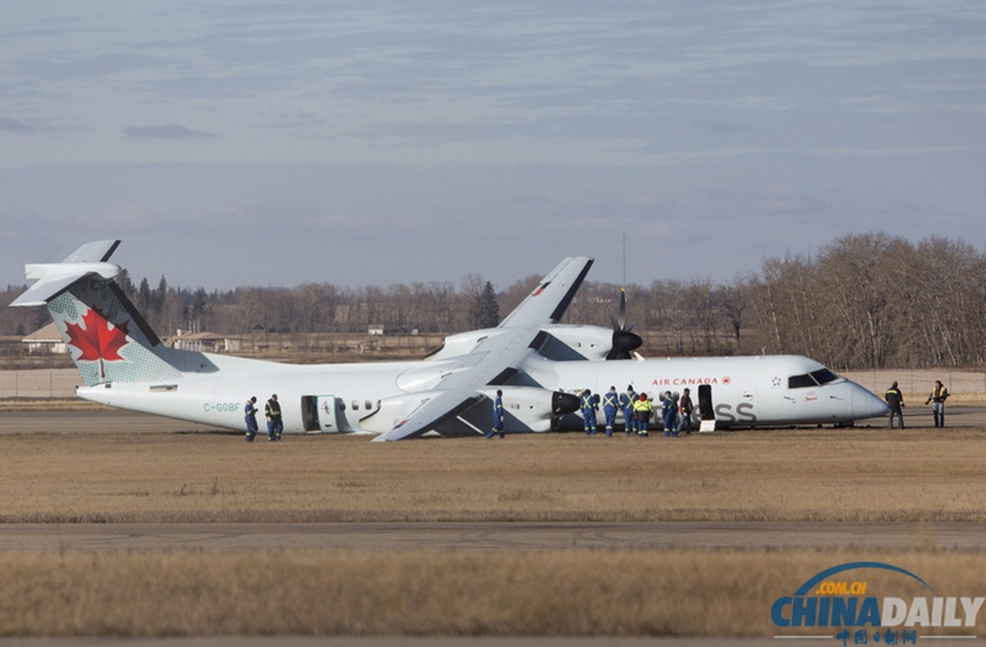 加拿大客机降落时起落架损毁 4人受伤