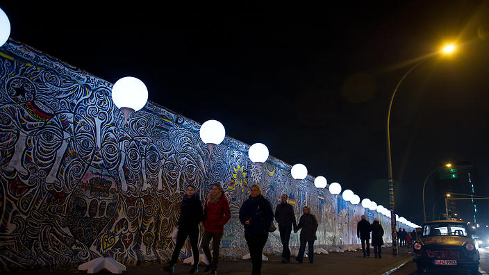 戈尔巴乔夫访问柏林墙：俄德友好 全球受益