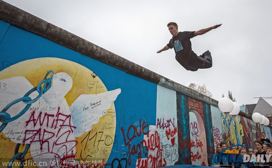 德国青年团体马戏表演 纪念柏林墙倒塌25周年