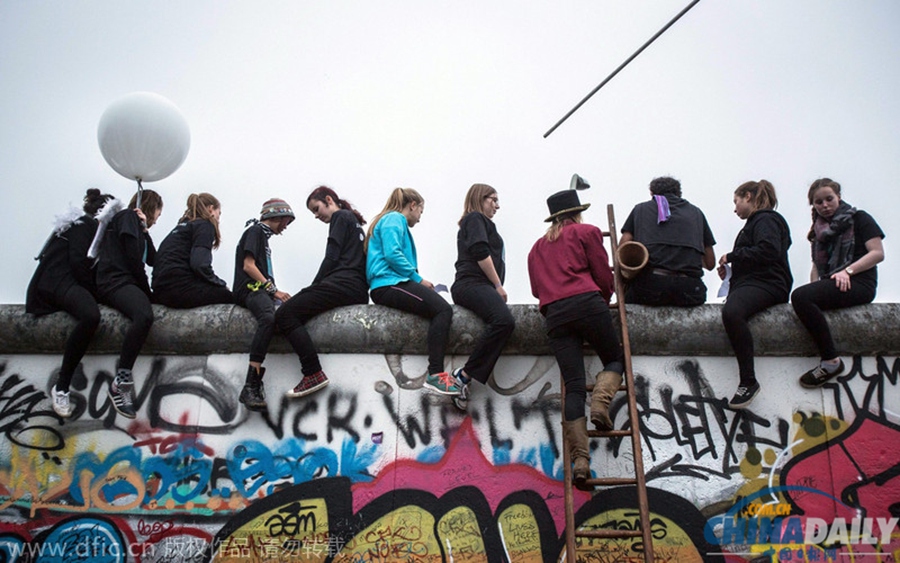 德国青年团体马戏表演 纪念柏林墙倒塌25周年