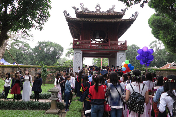 【记者手记】越南河内大学生毕业季：相聚在文庙