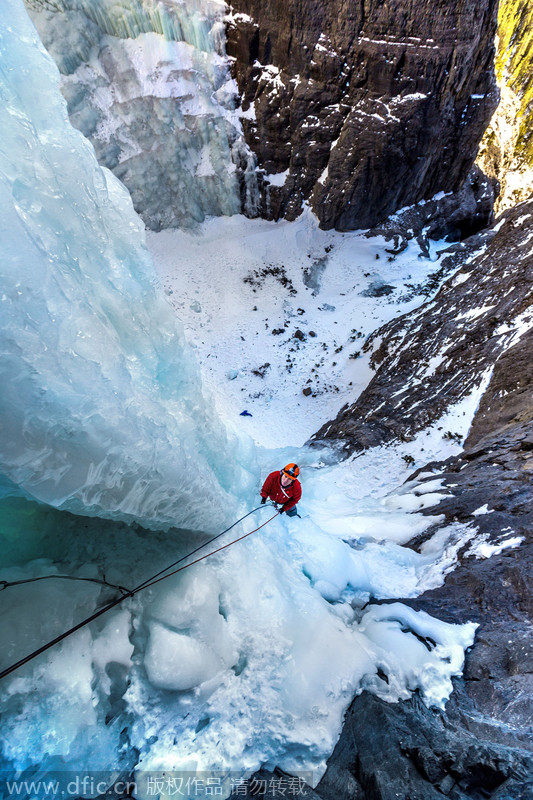 两名勇士攀登加拿大冰冻瀑布挑战极限