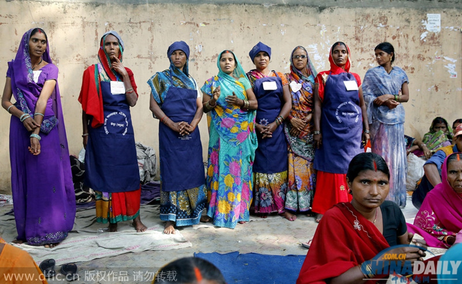 印度妇女举饭勺抗议 要求政府提高工资