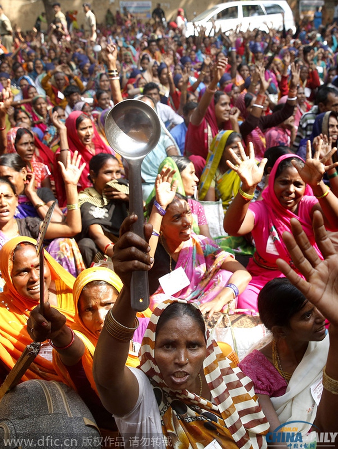印度妇女举饭勺抗议 要求政府提高工资
